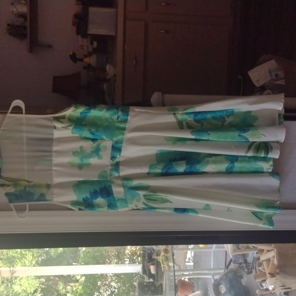 Beautiful green and white dress - Picture 3 of 6